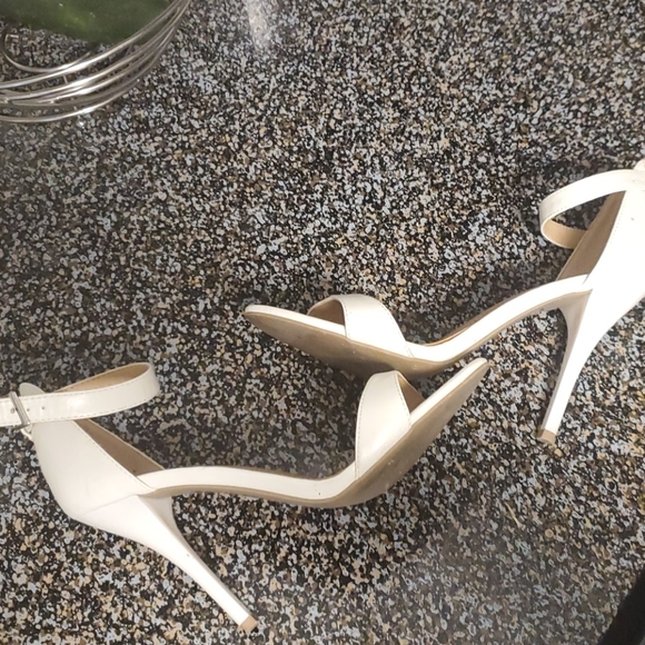 White high heels - Picture 3 of 3